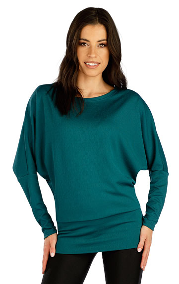Women´s shirt with long sleeves.