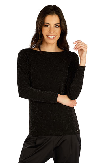 Women´s shirt with long sleeves.
