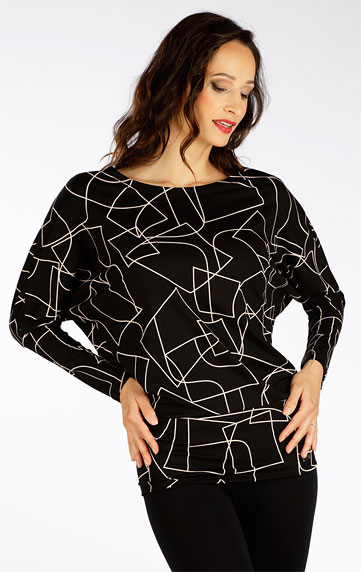 Women´s shirt with long sleeves.