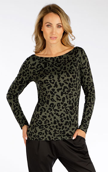 Women´s shirt with long sleeves.