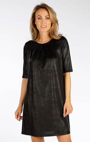 Women´s dress with short sleeves.