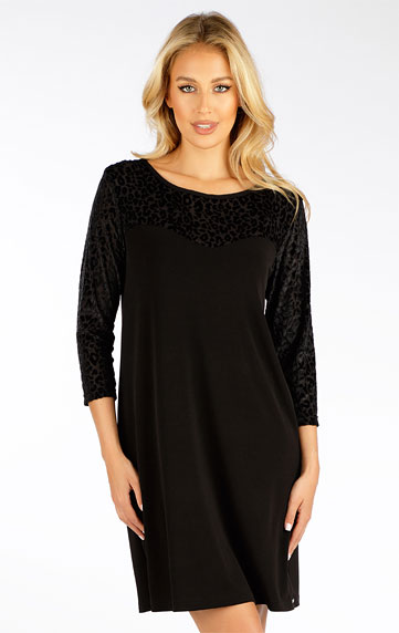 Women´s dress with 3/4 length sleeves.