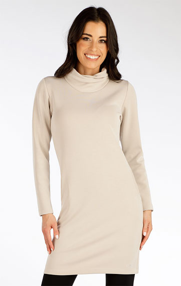 Women´s dress with long sleeves.