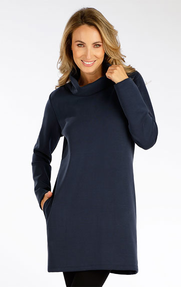 Women´s dress with long sleeves.