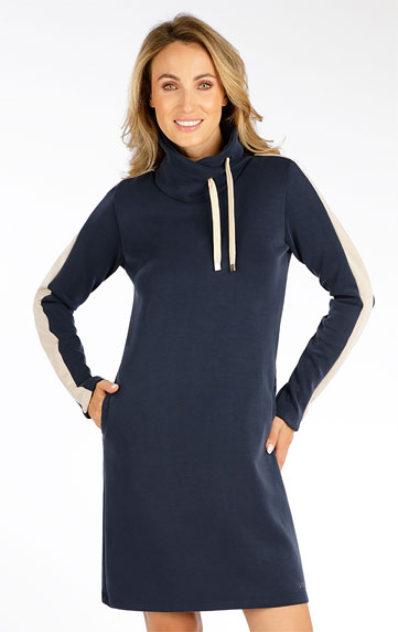 Women´s dress with long sleeves.