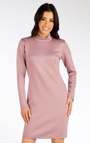 Women´s dress with long sleeves.