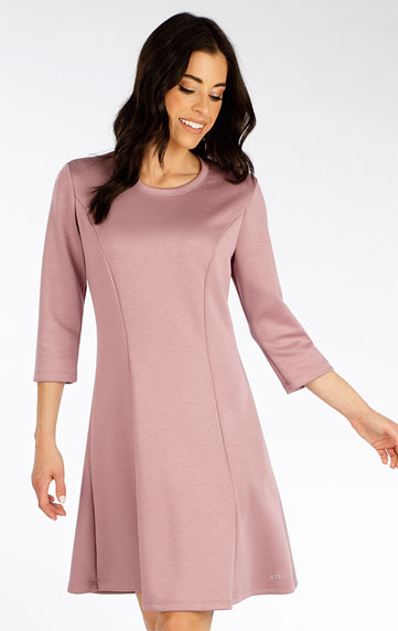 Women´s dress with 3/4 length sleeves.
