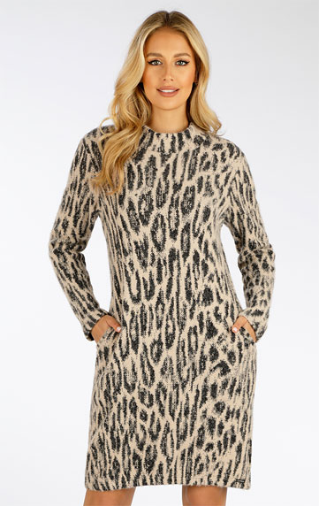 Women´s dress with long sleeves.