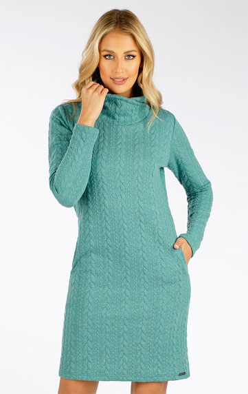 Sweatshirt dress with long sleeves.