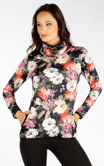Women´s  turtleneck with long sleeves.