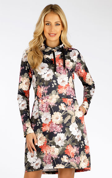 Women´s dress with long sleeves.