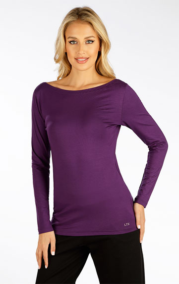 Women´s shirt with long sleeves.