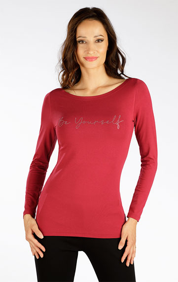 Women´s shirt with long sleeves.