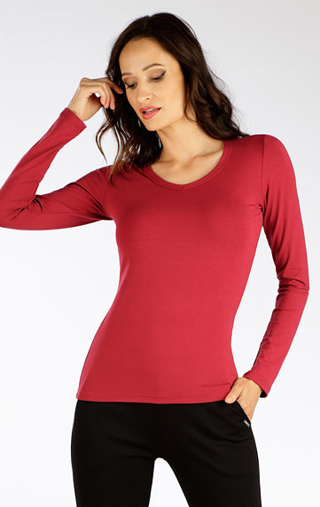 Women´s shirt with long sleeves.