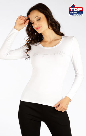 Women´s shirt with long sleeves.
