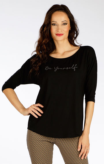 Women´s shirt with 3/4 length sleeves.