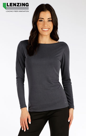 Women´s shirt with long sleeves.
