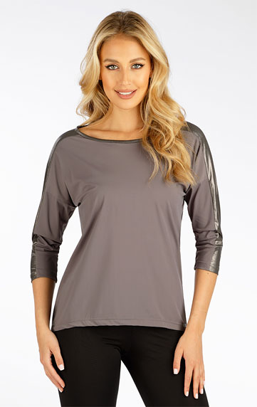 Women´s shirt with 3/4 length sleeves.