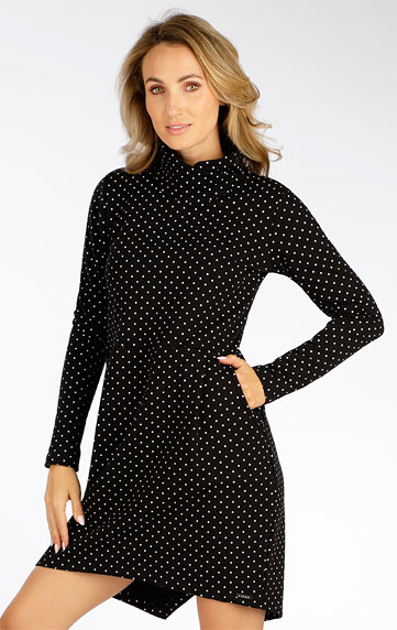 Women´s dress with long sleeves.