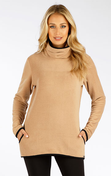Women´s  turtleneck with long sleeves.