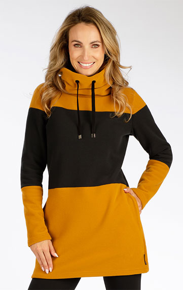 Women´s fleece sweatshirt.