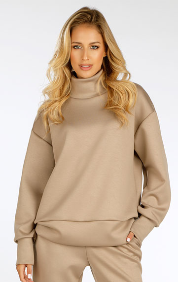 Women´s sweatshirt with long sleeves.