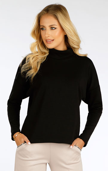 Women´s sweatshirt with long sleeves.