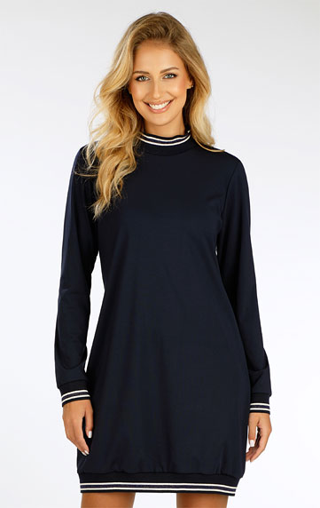 Women´s dress with long sleeves.