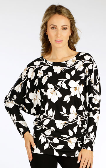 Women´s shirt with long sleeves.