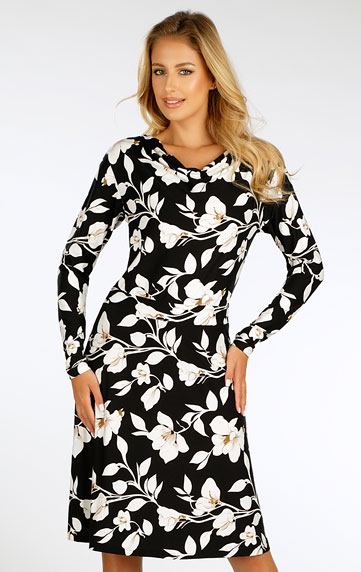 Women´s dress with long sleeves.