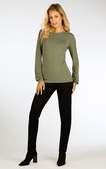 Women´s classic waist cut long trousers.