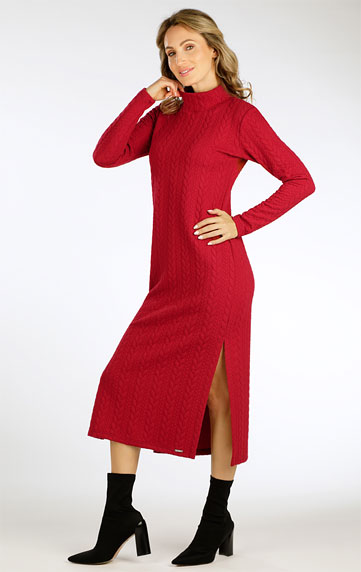 Women´s dress with long sleeves.