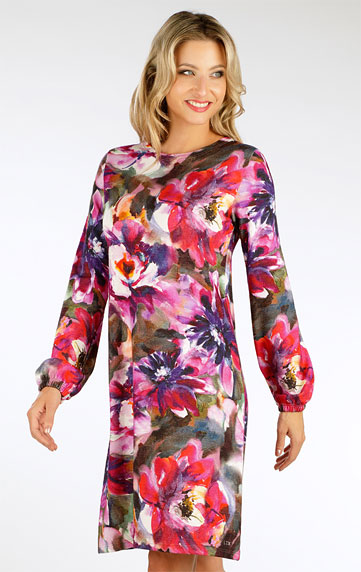 Women´s dress with long sleeves.