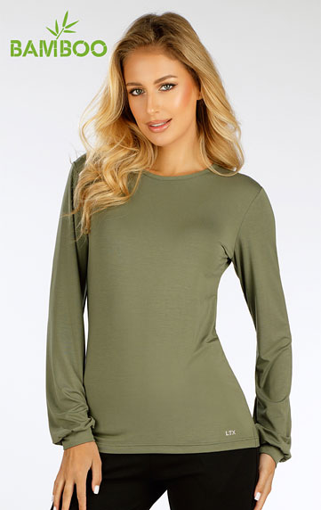 Women´s shirt with long sleeves.