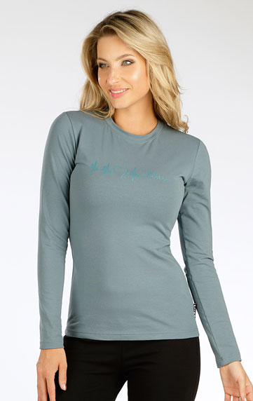 Women´s shirt with long sleeves.