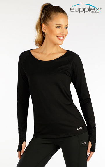 Women´s shirt with long sleeves.