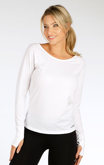 Women´s shirt with long sleeves.