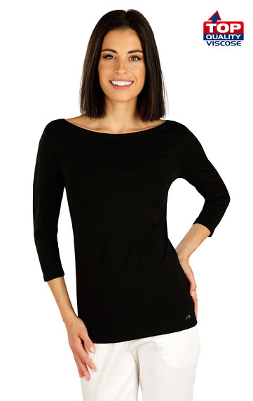 Women´s shirt with 3/4 length sleeves.