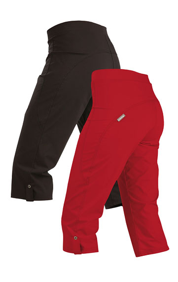 Women´s low waist 3/4 length trousers.