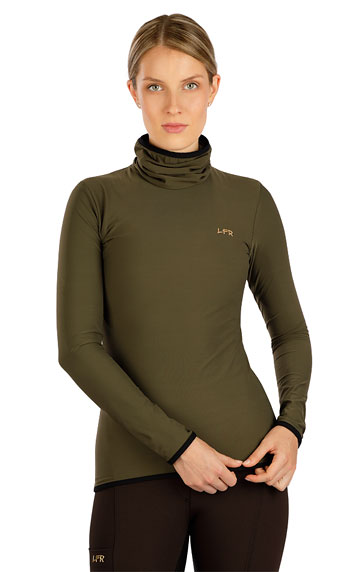 Women´s  turtleneck with long sleeves.