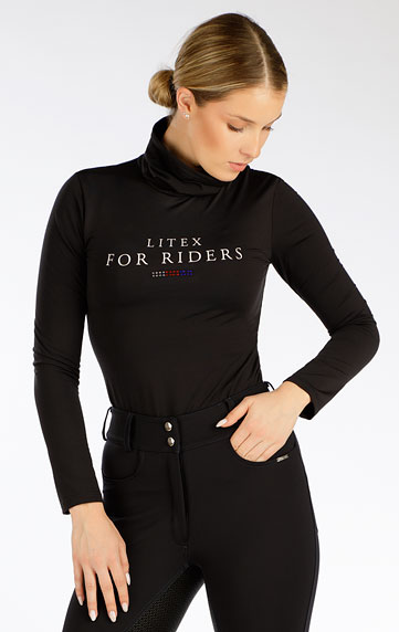 Women´s  turtleneck with long sleeves.