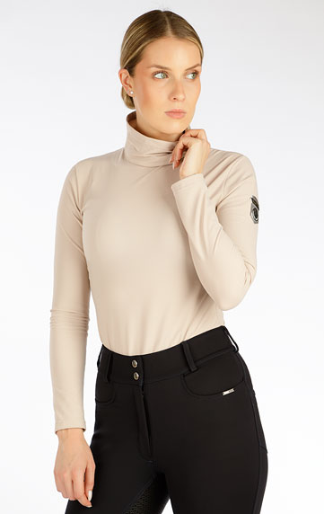 Women´s  turtleneck with long sleeves.